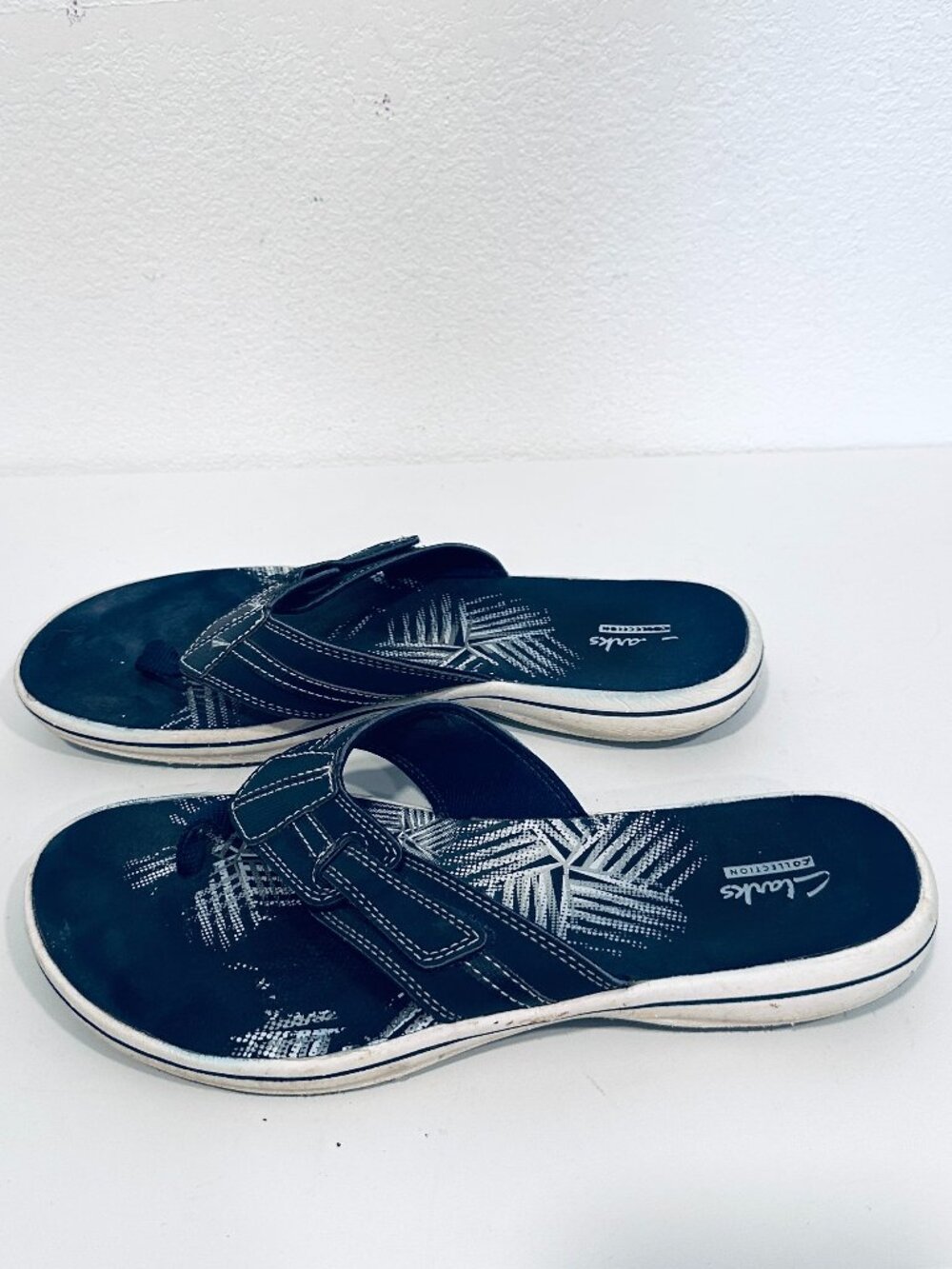 Clarks Sandals Flip Flops Comfort Navy and White Adjustable Strap Womens Size 9
